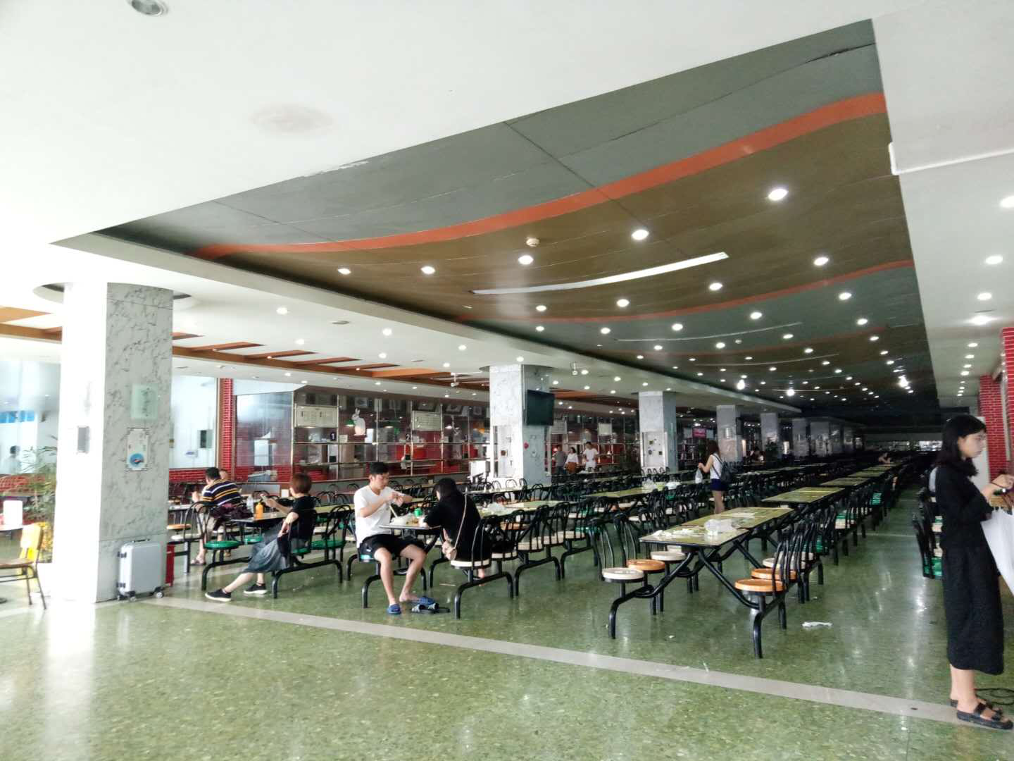 四川城市技師學院食堂一角