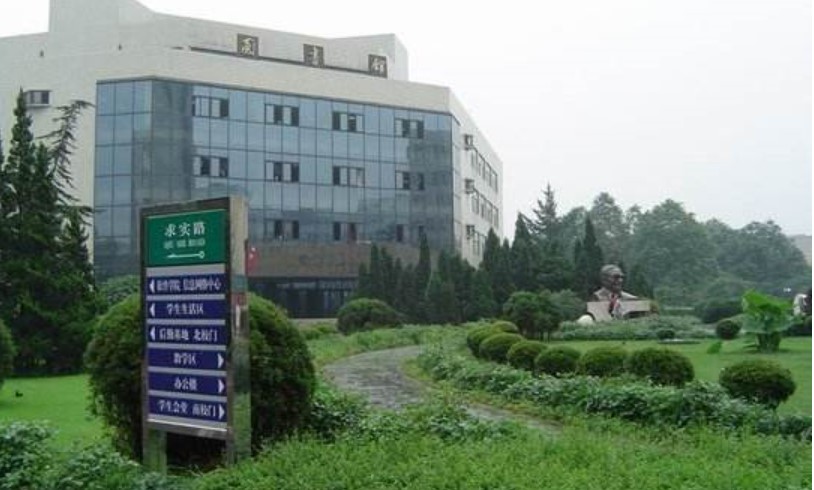 西南交通大學(xué)校園一角 西南交通大學(xué)校園一角