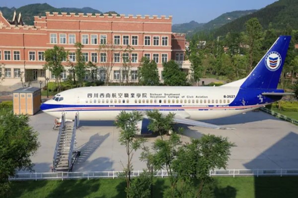 西南航空學(xué)院B737-300實(shí)體飛機(jī) 西南航空學(xué)院B737-300實(shí)體飛機(jī)