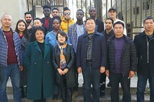 四川職業(yè)院校西昌學(xué)院領(lǐng)導(dǎo)陪留校生過年