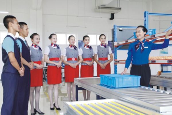 西南航空學(xué)院學(xué)生在上實訓(xùn)課